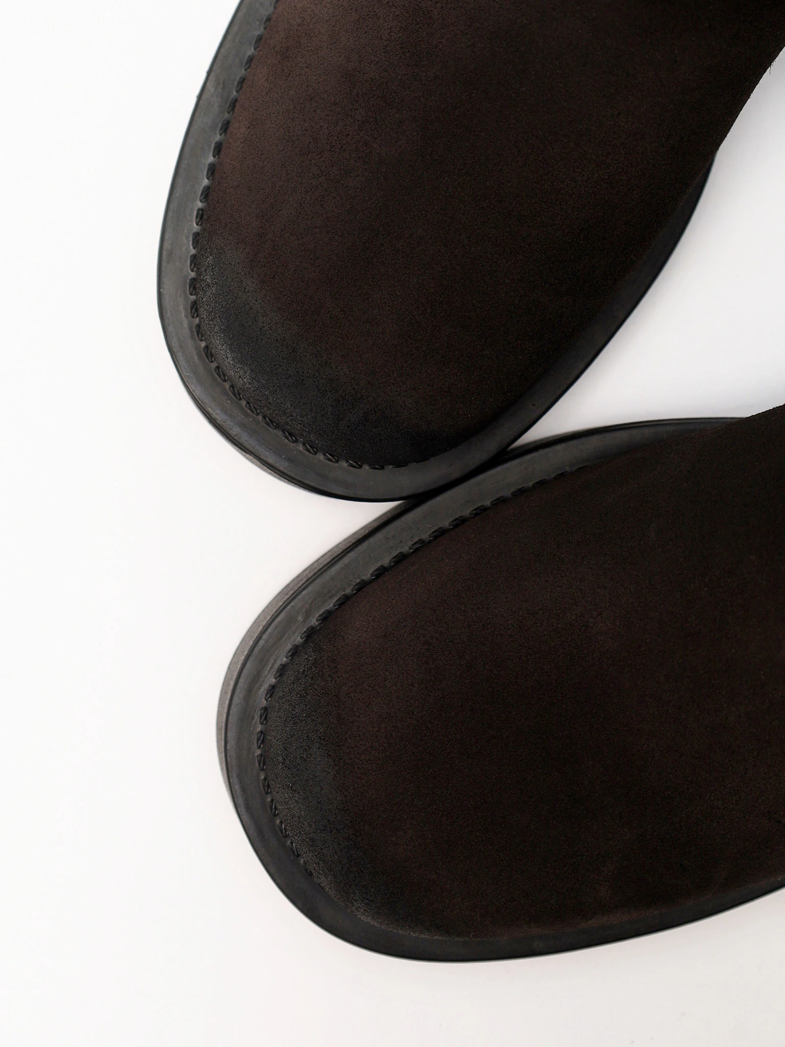 Ботинки темно-коричневого цвета на среднем каблуке